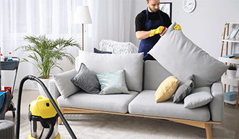 Як почистити диван від всіх видів плям своїми руками: покрокова інструкція