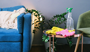 Як правильно доглядати за оббивкою дивана?